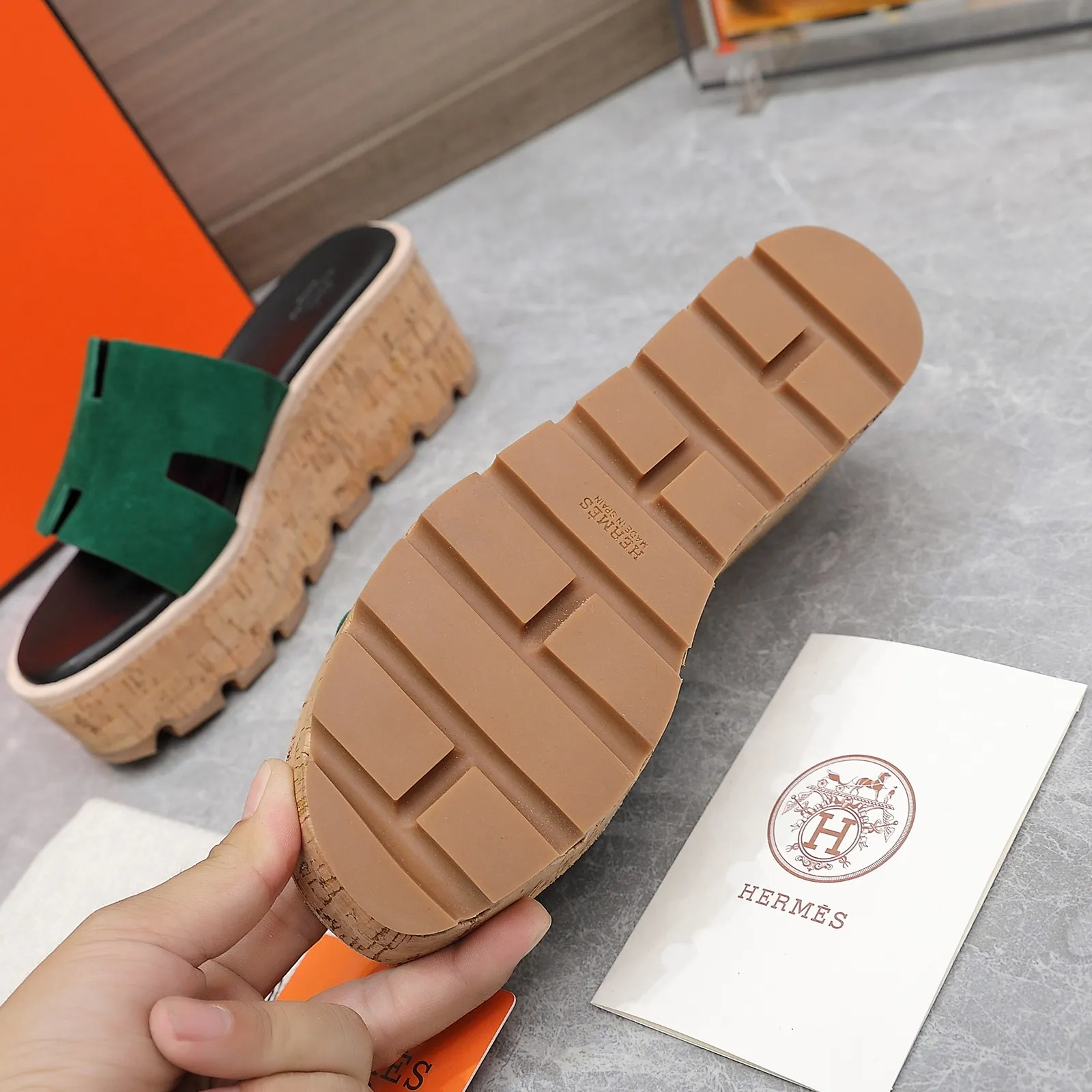 👟👟Ex-factory price 560👟👟 💥2024💥Hermès will continue the classic in 2022 Hermès Wood Grain Wedge H Slippers Hermès’ wedge sandals are the simplest, most durable and elegant I have ever seen! ! ! You can hold any style, the height of the 6cm wedge heel is easy to control, and the colors are all matching. The upper and the feet have her unique style, be sure to buy this one, it is truly classic, easy to wear and look good! Fabric: Imported cowhide, sheepskin lining, sheepskin feet, Italian original leather outsole welt, log water pine wrapped water table, rubber non-slip original outsole Color: 11 colors Code number: 35-40 Full set of original packaging